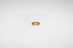 alianca em ouro 803milesimas  com diamante talha brilhante ao lado da assinatura